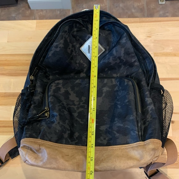 Backpack, 3 large sections w/ 2 side pockets - Picture 4 of 7